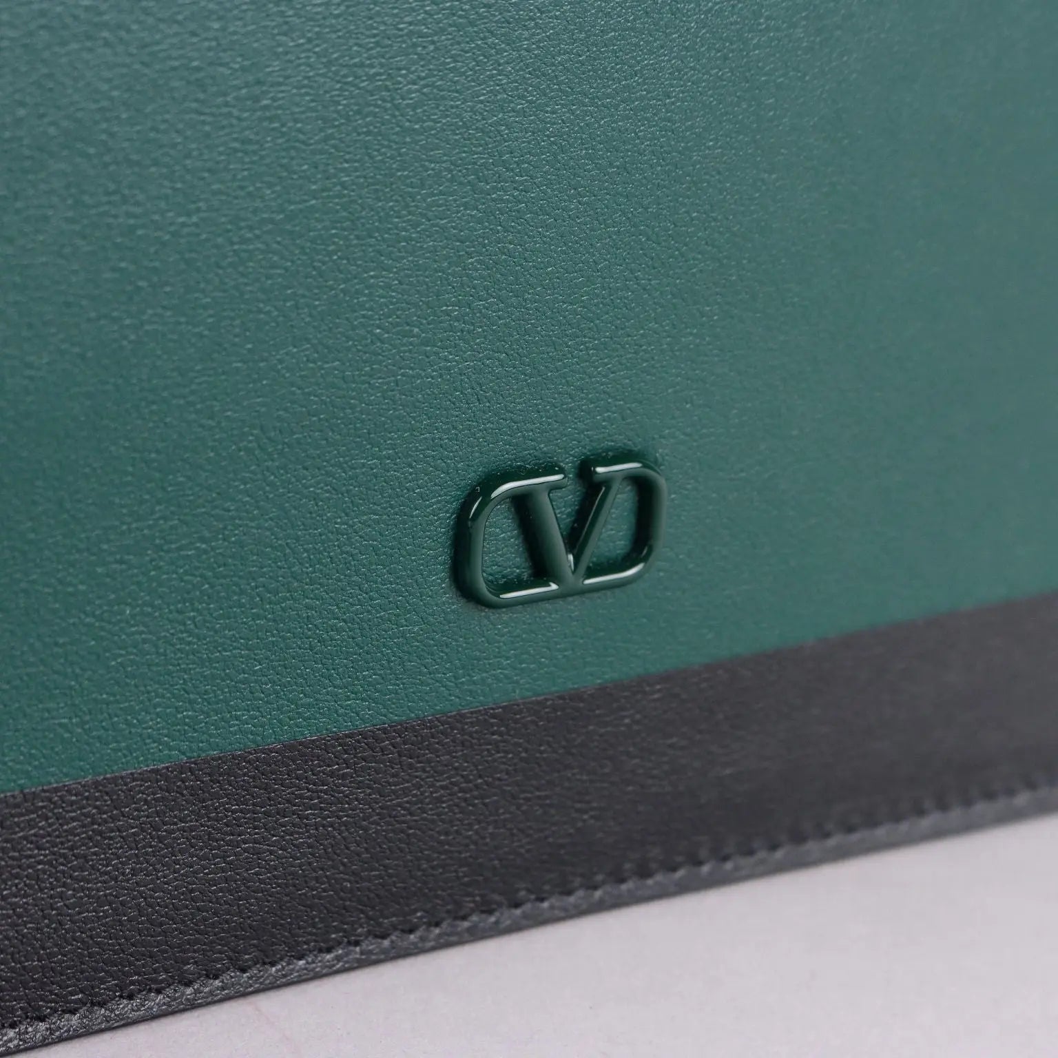 Valentino Handbag Green Leather Second Hand Italy - Genuine Leather | Clothing & House Linens | Second hand