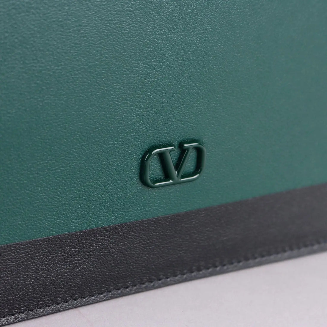 Valentino Handbag Green Leather Second Hand Italy - Genuine Leather | Clothing & House Linens | Second hand