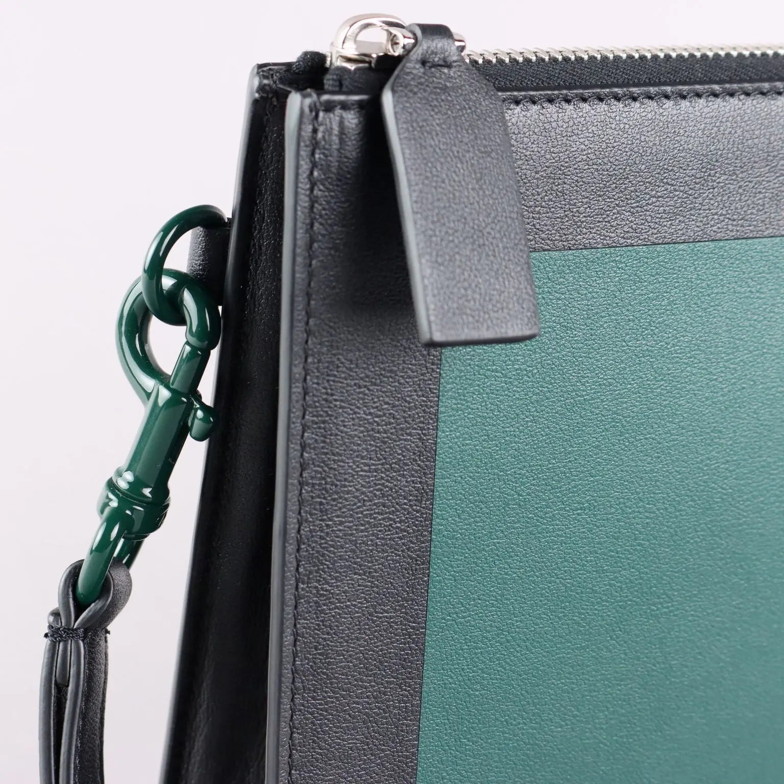 Valentino Handbag Green Leather Second Hand Italy - Genuine Leather | Clothing & House Linens | Second hand