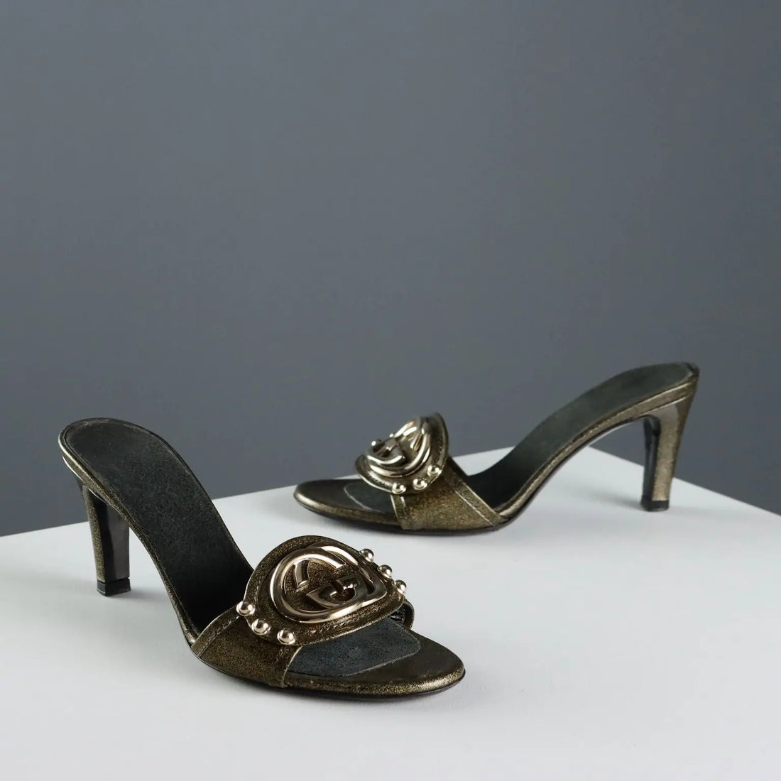 Gucci Black and Gold Sandals Leather Metal UK Size 3 Second Hand - UK Size 3 | Clothing & House Linens | Second hand