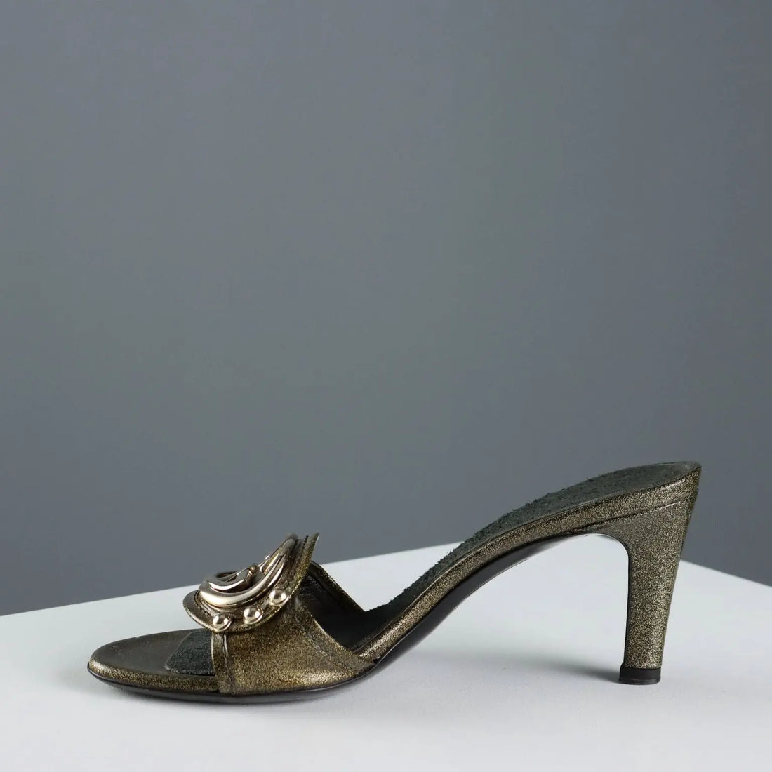 Gucci Black and Gold Sandals Leather Metal UK Size 3 Second Hand - UK Size 3 | Clothing & House Linens | Second hand