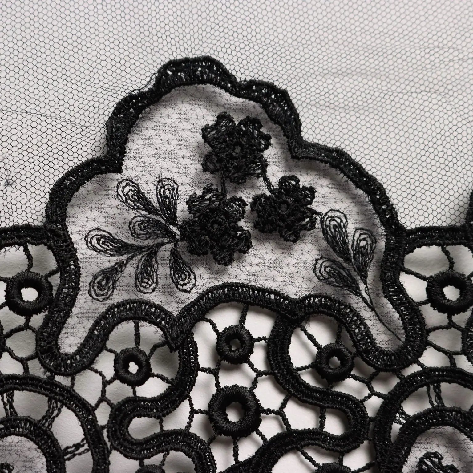 Giorgio Armani Stole Tulle Flower Lace Second Hand Italy | Clothing & House Linens | Second hand