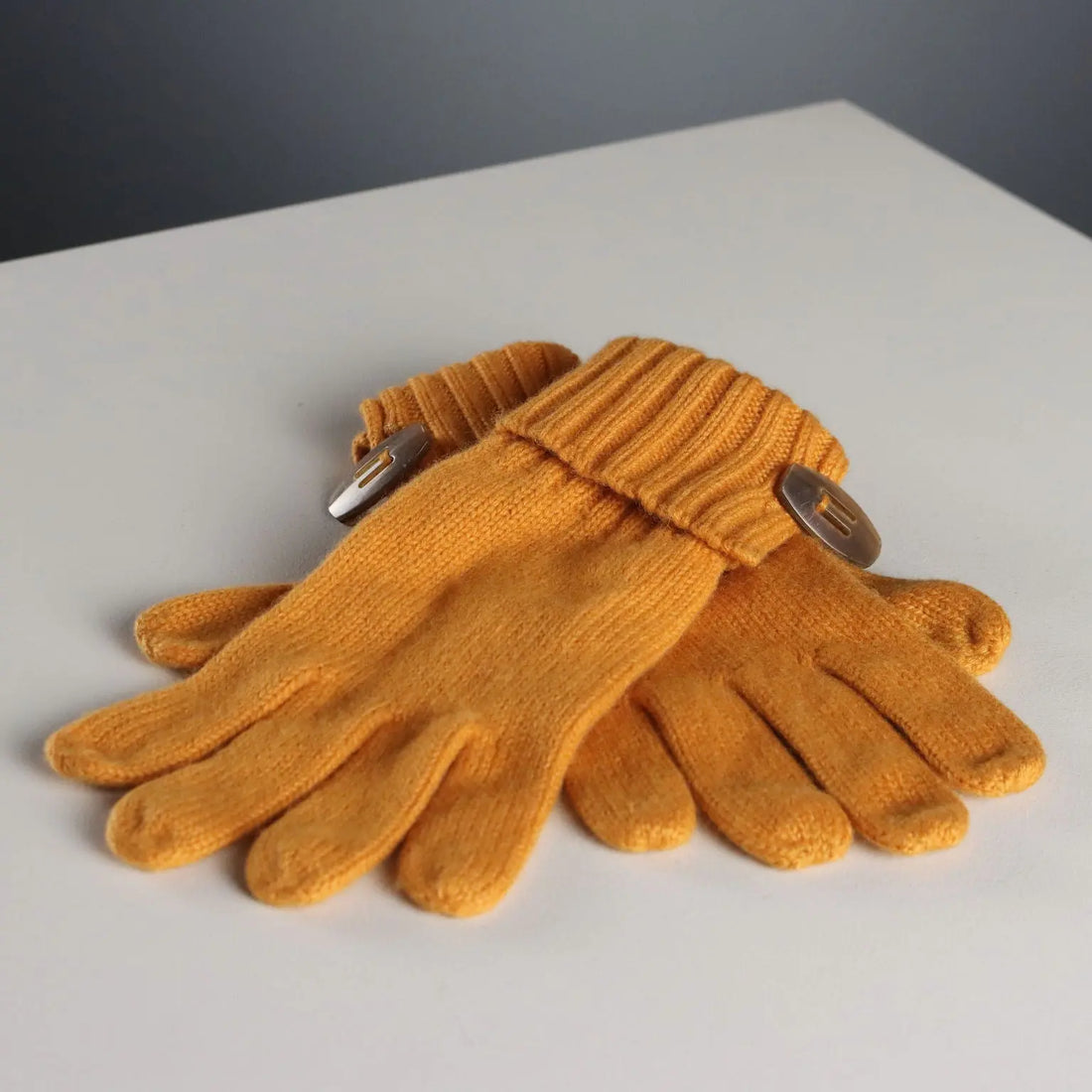 Malo Cashmere Gloves Size M with Buttons Italy Second Hand - Size M | Clothing & House Linens | Second hand