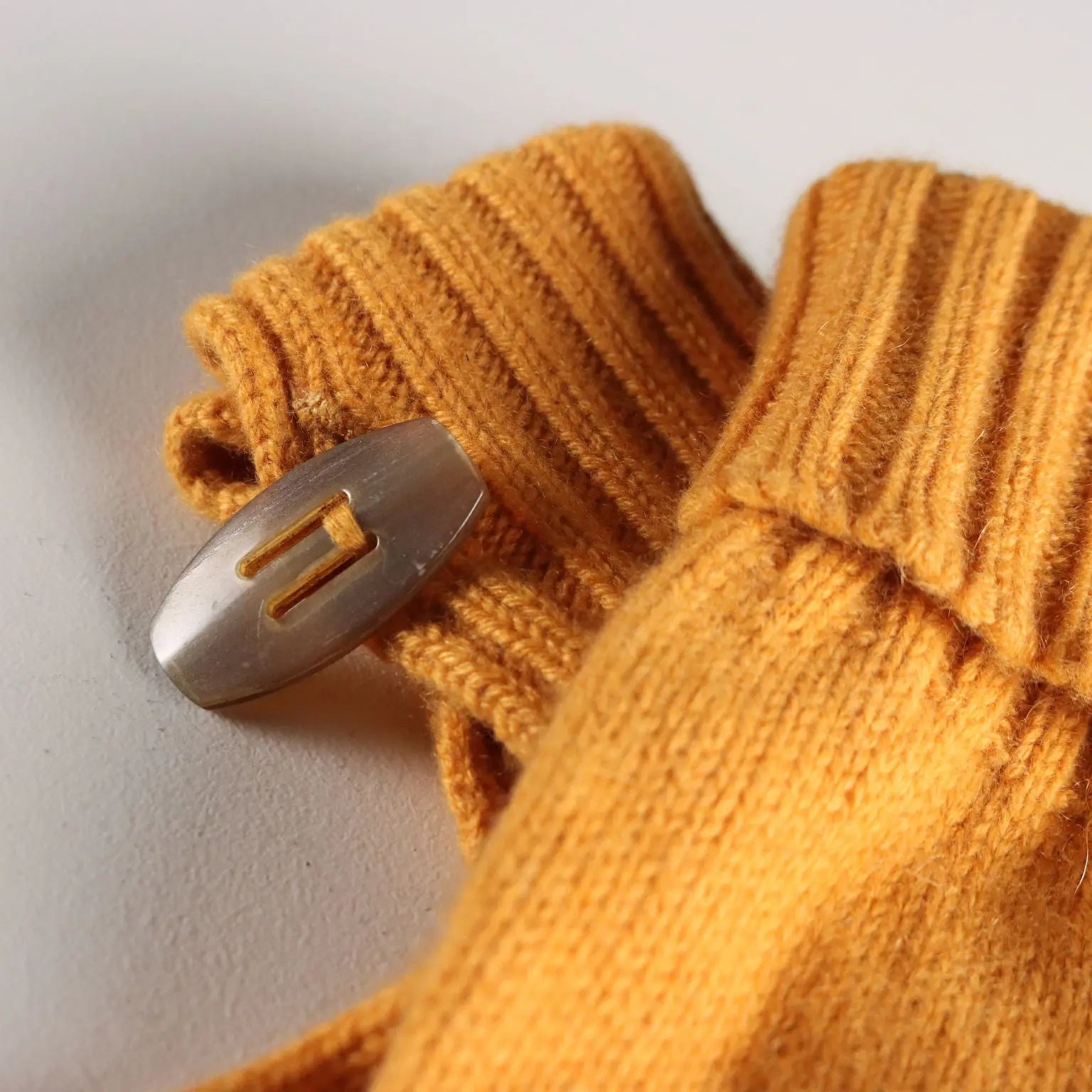 Malo Cashmere Gloves Size M with Buttons Italy Second Hand - Size M | Clothing & House Linens | Second hand