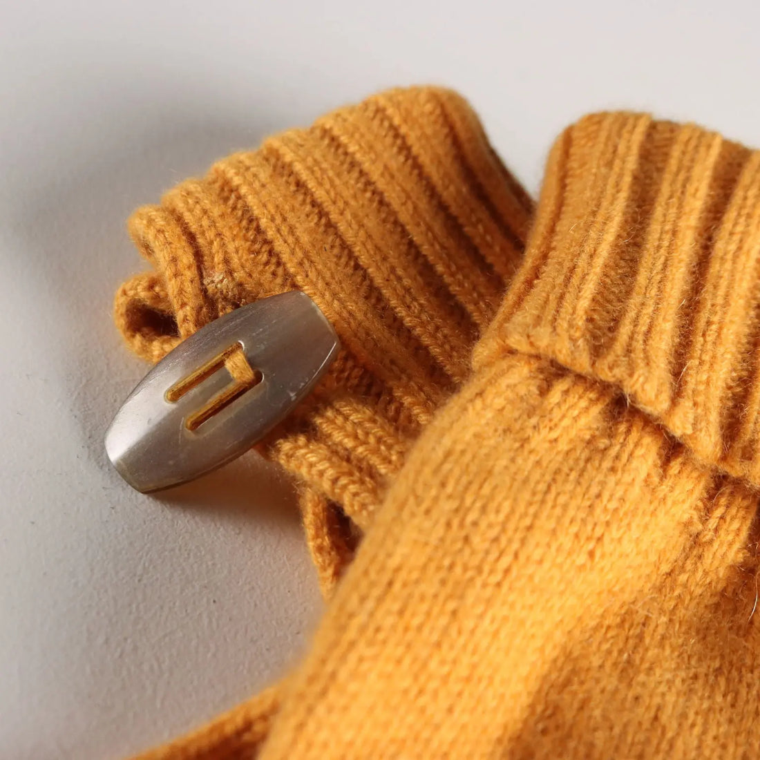 Malo Cashmere Gloves Size M with Buttons Italy Second Hand - Size M | Clothing & House Linens | Second hand