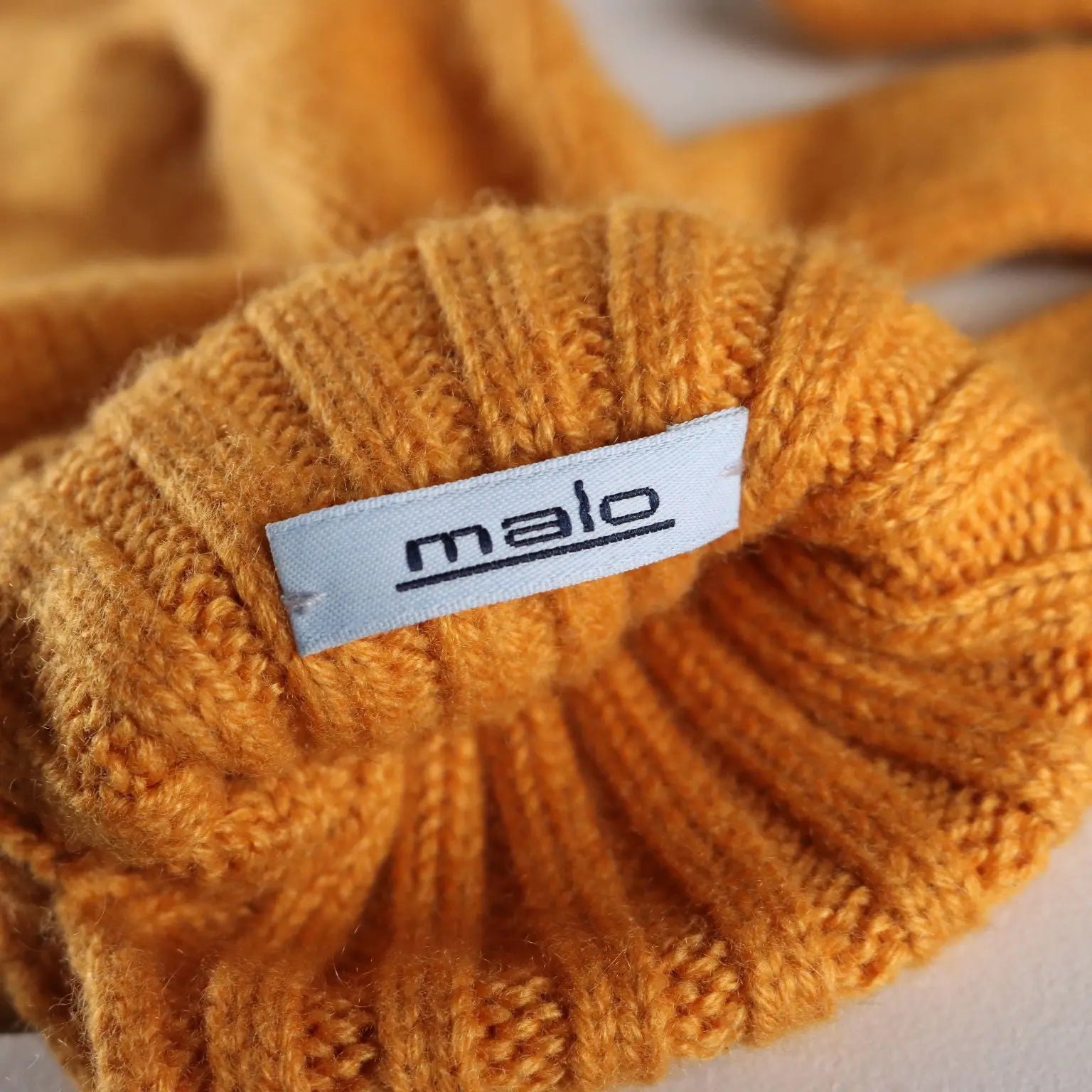 Malo Cashmere Gloves Size M with Buttons Italy Second Hand - Size M | Clothing & House Linens | Second hand