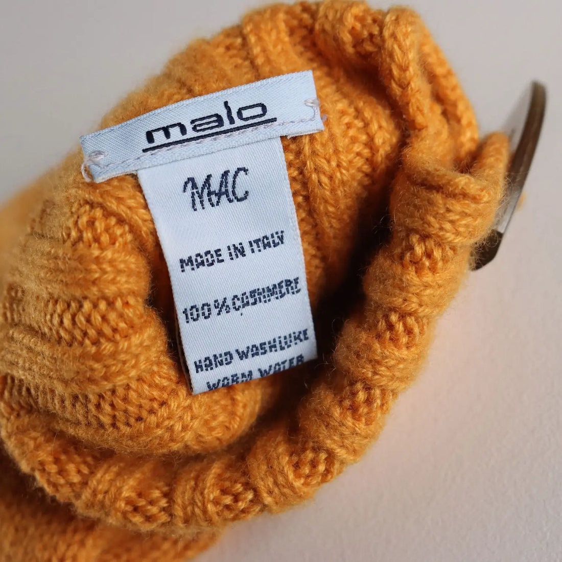 Malo Cashmere Gloves Size M with Buttons Italy Second Hand - Size M | Clothing & House Linens | Second hand