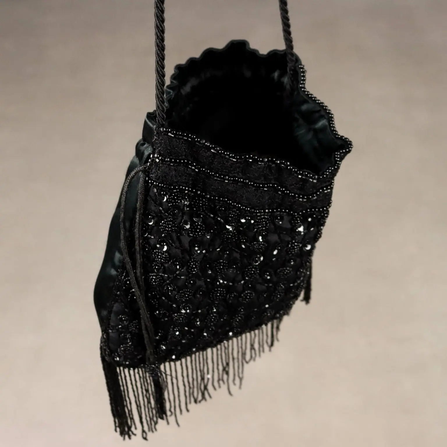 Black Purse with Paillettes and Fringes Second Hand Italy - Sartorial | Clothing & House Linens | Second hand