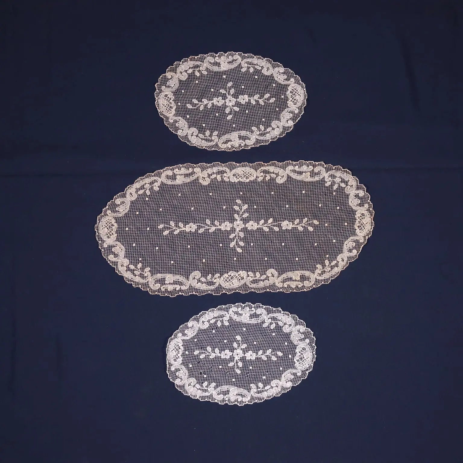 Set Of 3 Oval Filet Doilies Cotton Italy 20th Century | Clothing & House Linens | Antique House Linens