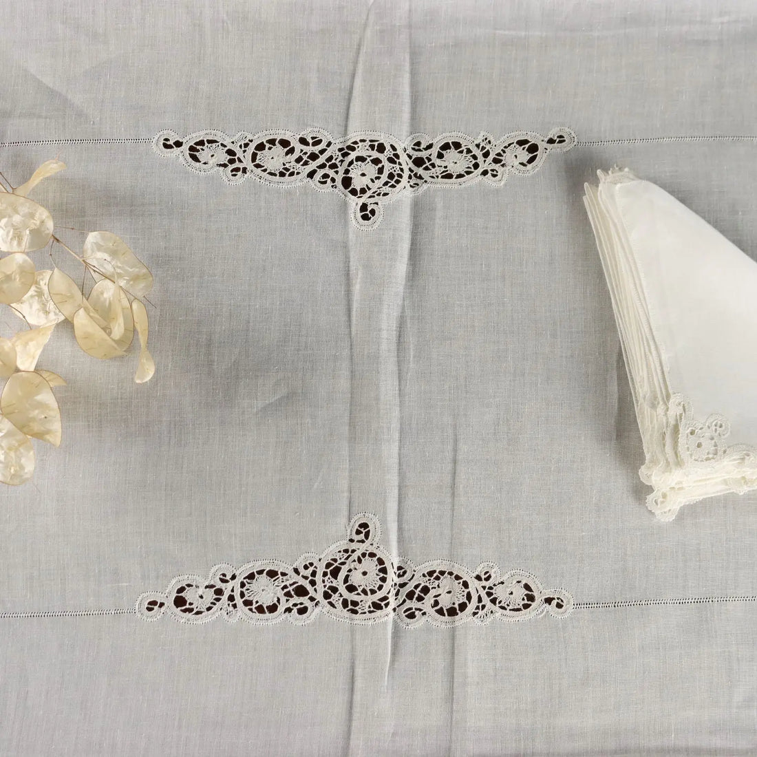 Tablecloth with 18 Napkins Cantù Lace Second Hand Italy | Clothing & House Linens | Antique House Linens
