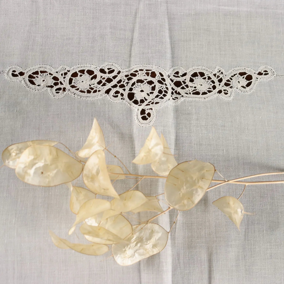 Tablecloth with 18 Napkins Cantù Lace Second Hand Italy | Clothing & House Linens | Antique House Linens