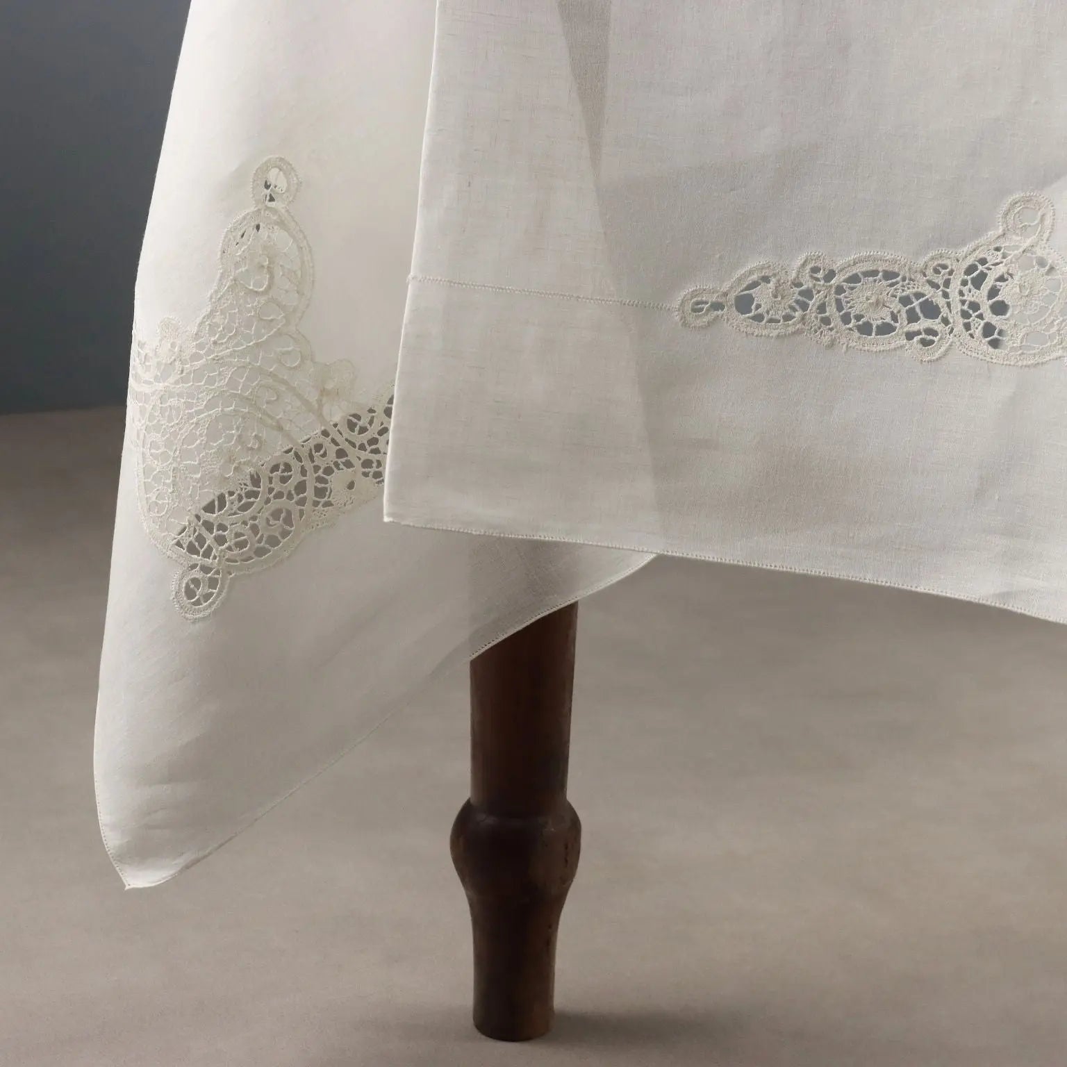 Tablecloth with 18 Napkins Cantù Lace Second Hand Italy | Clothing & House Linens | Antique House Linens