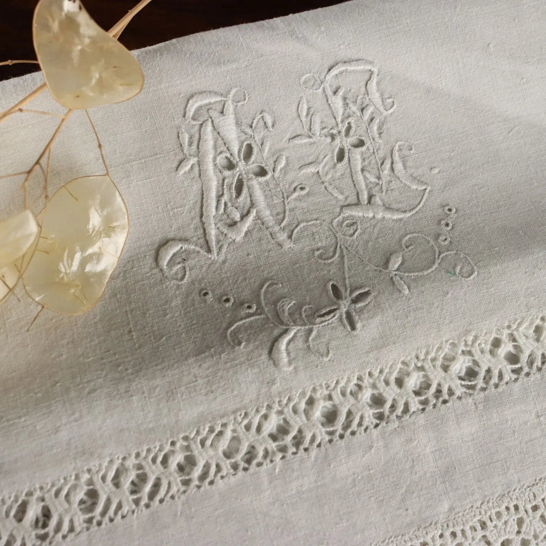 Flax Towel Satin Stitch Second Hand Italy | Clothing & House Linens | Antique House Linens