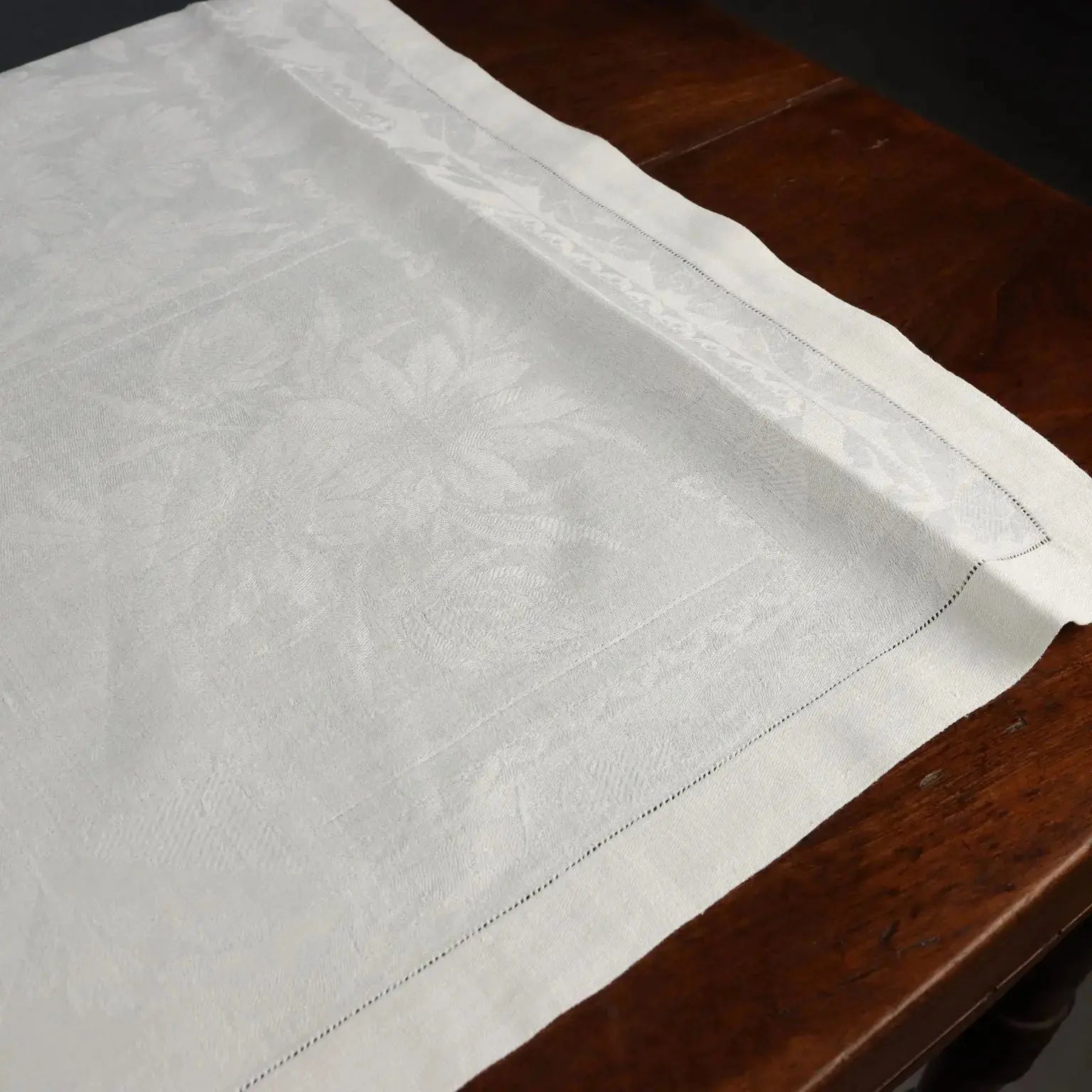 Flanders Linen Tablecloth with 12 Napkins Italy 66 x 90 In