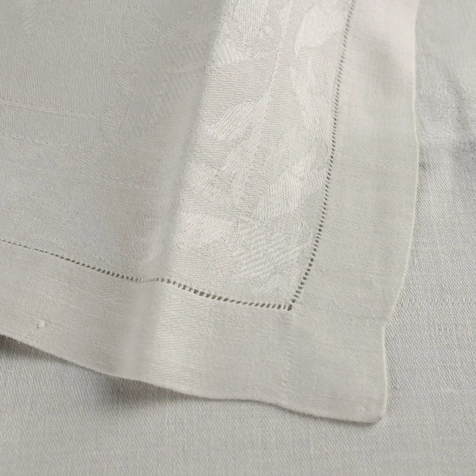 Flanders Linen Tablecloth with 12 Napkins Italy 66 x 90 In