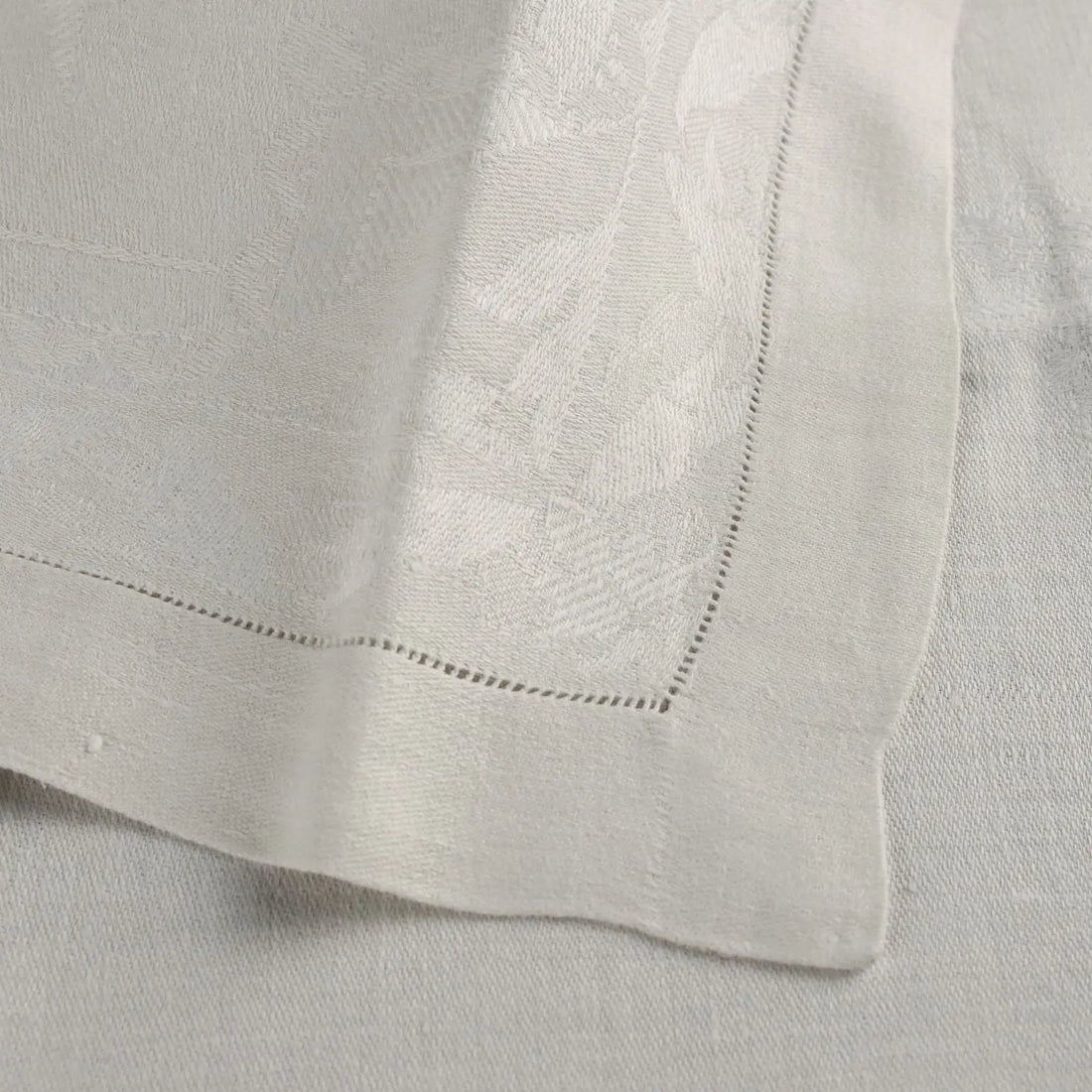 Flanders Linen Tablecloth with 12 Napkins Italy 66 x 90 In