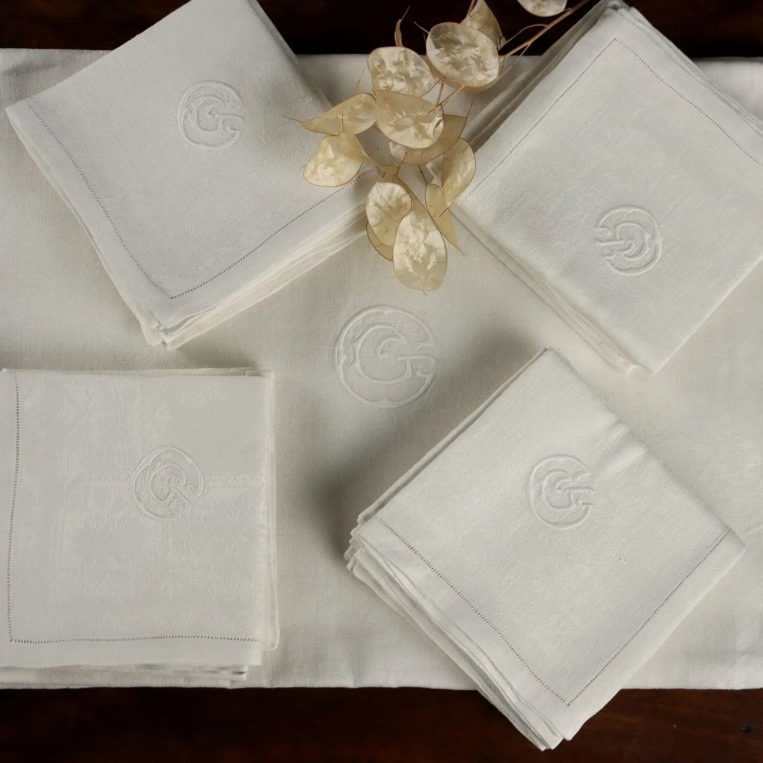 Flanders Linen Tablecloth with 12 Napkins Italy 66 x 90 In