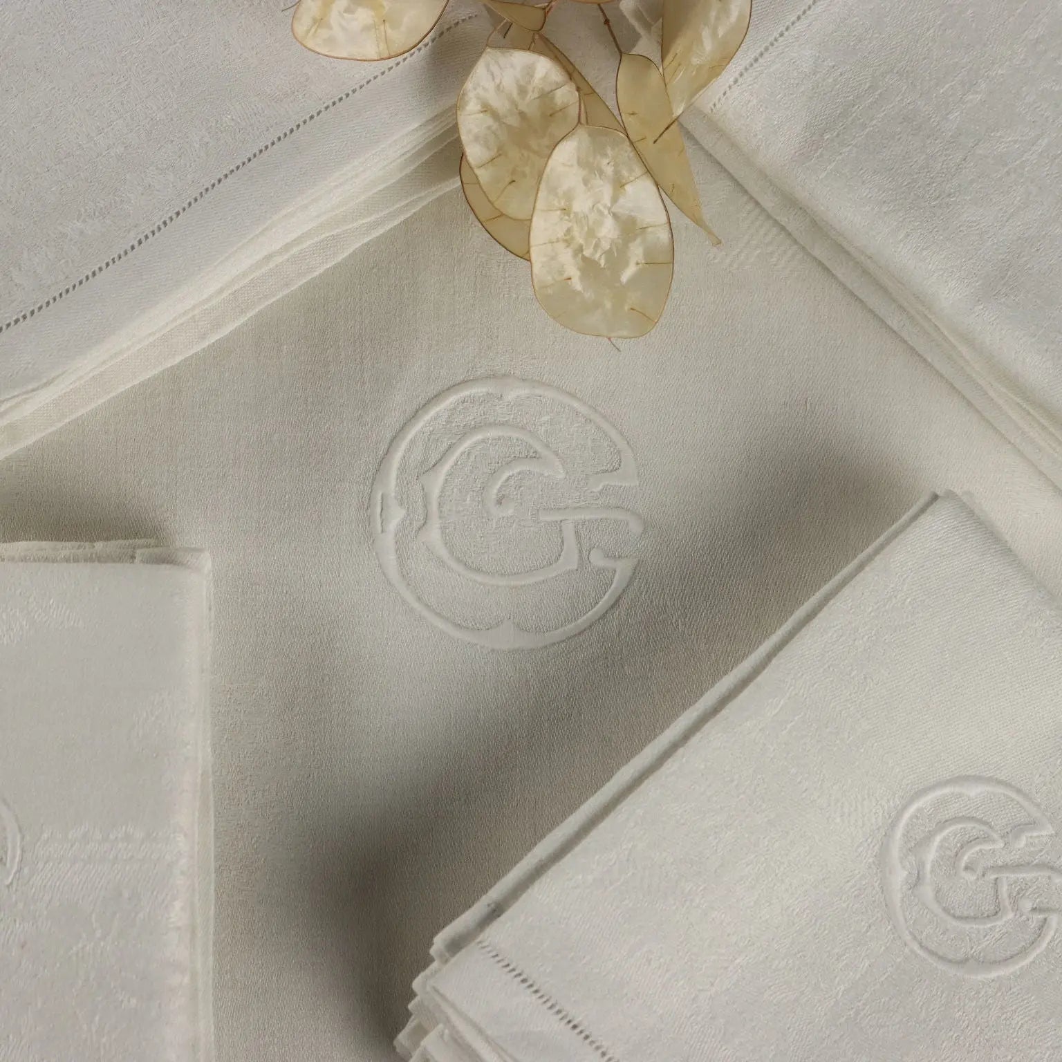 Flanders Linen Tablecloth with 12 Napkins Italy 66 x 90 In