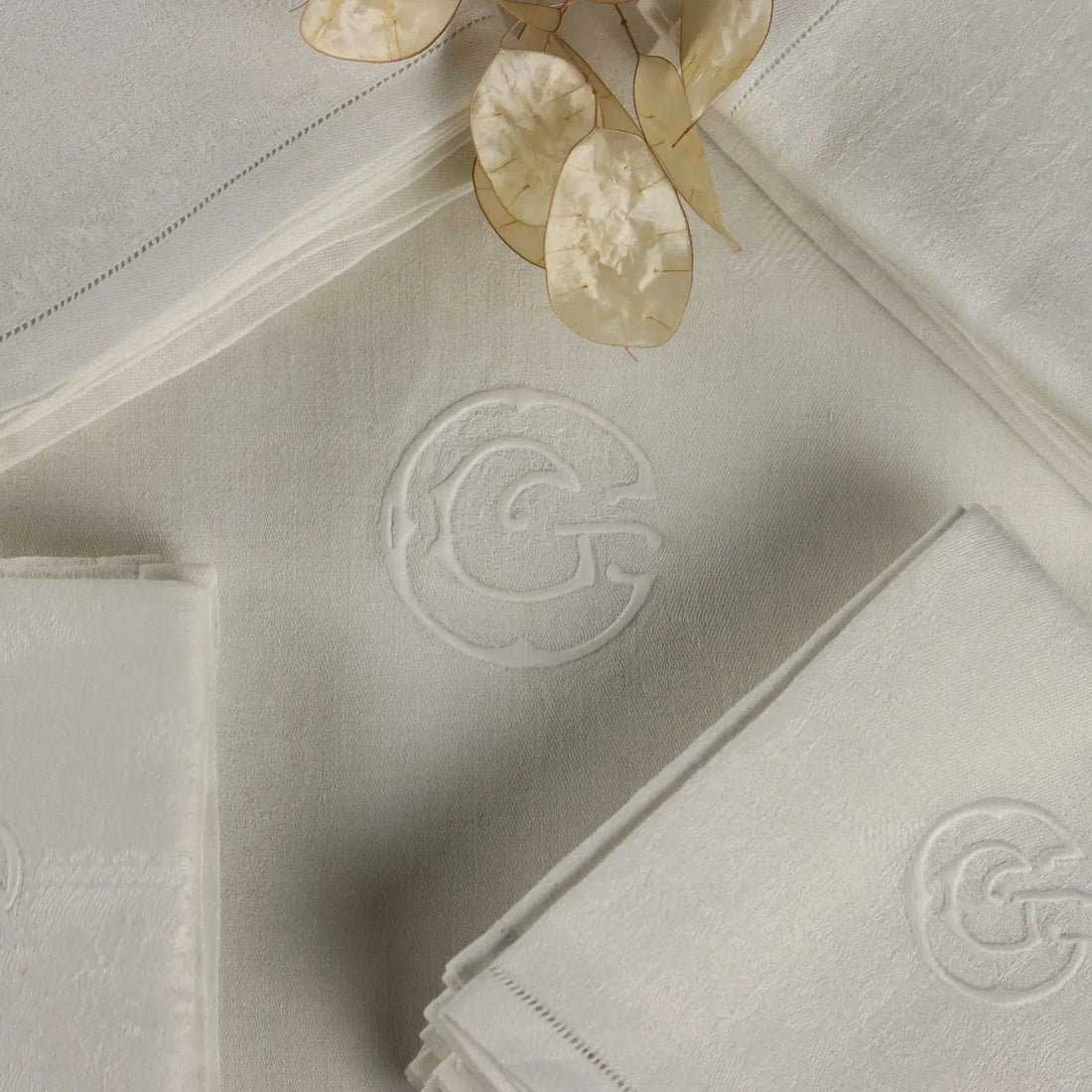 Flanders Linen Tablecloth with 12 Napkins Italy 66 x 90 In