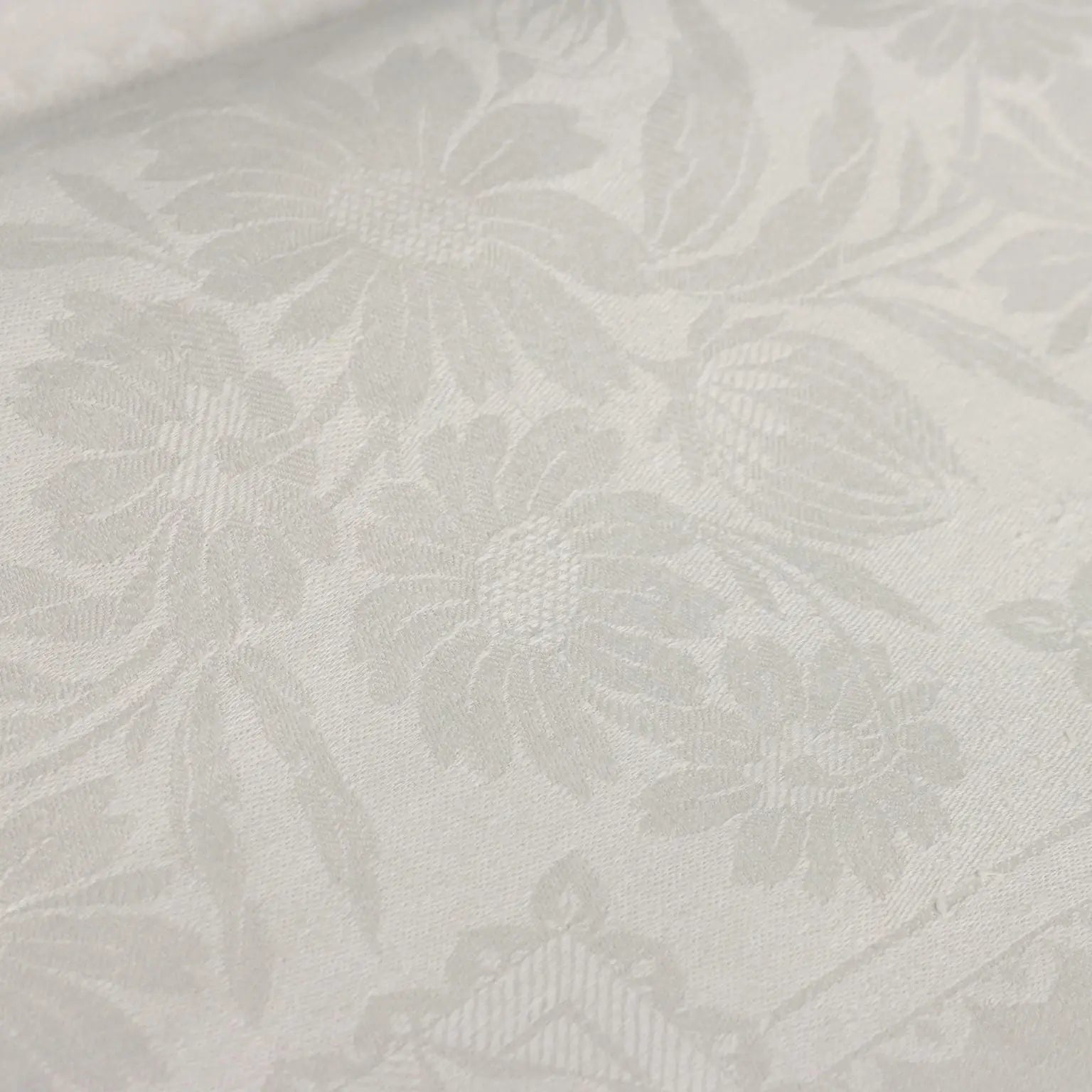 Flanders Linen Tablecloth with 12 Napkins Italy 66 x 90 In