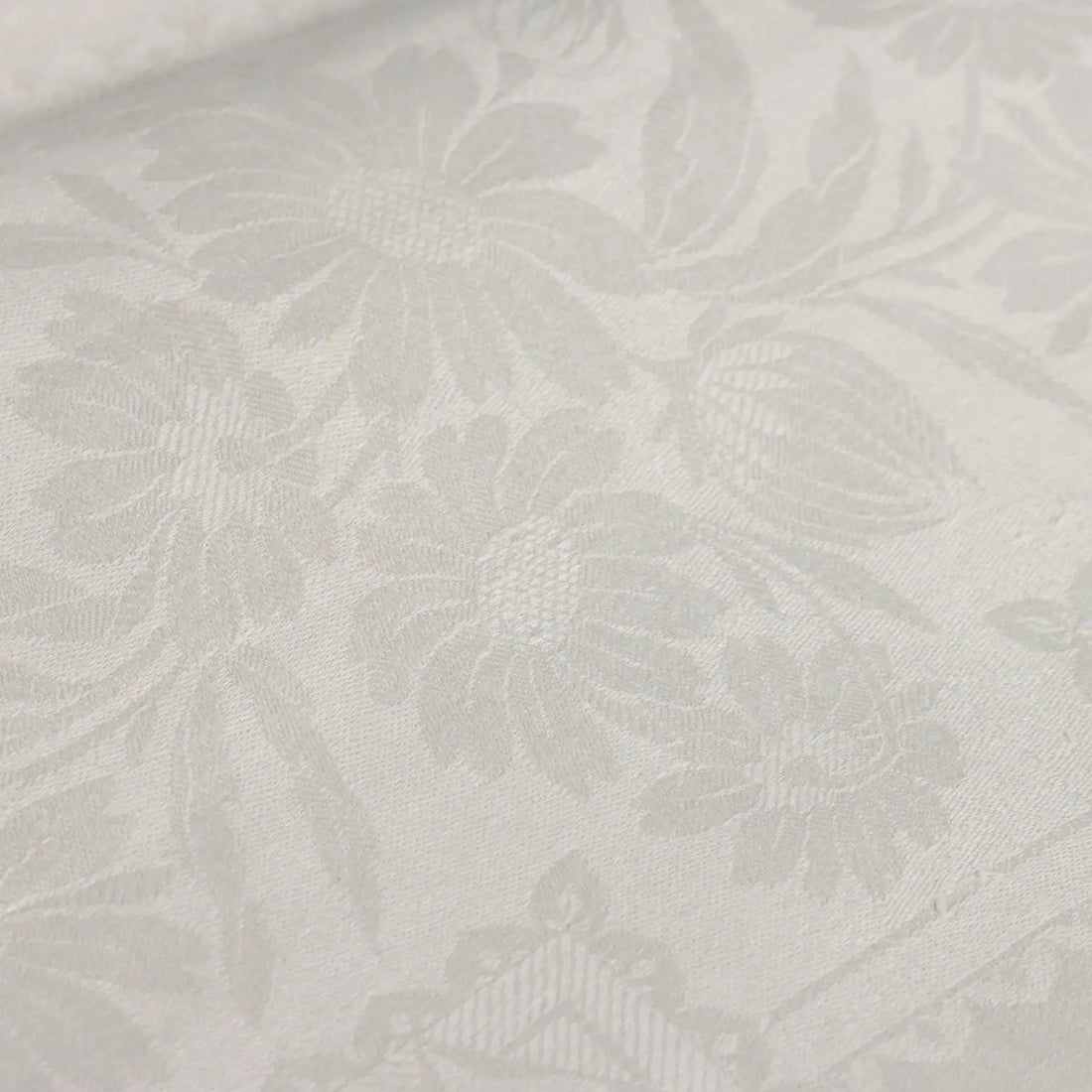 Flanders Linen Tablecloth with 12 Napkins Italy 66 x 90 In