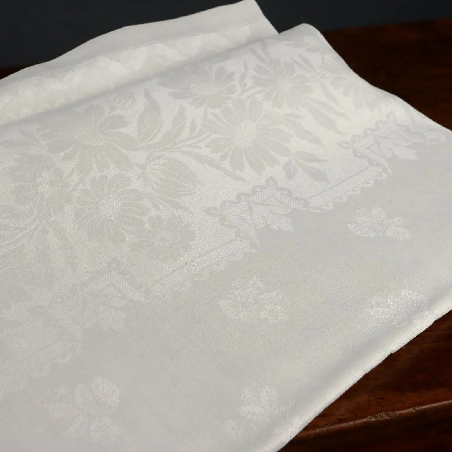 Flanders Linen Tablecloth with 12 Napkins Italy 66 x 90 In