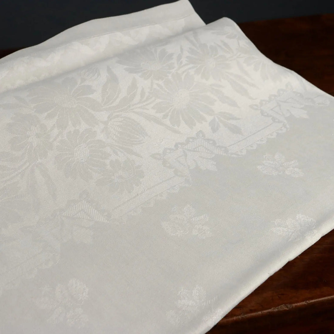 Flanders Linen Tablecloth with 12 Napkins Italy 66 x 90 In