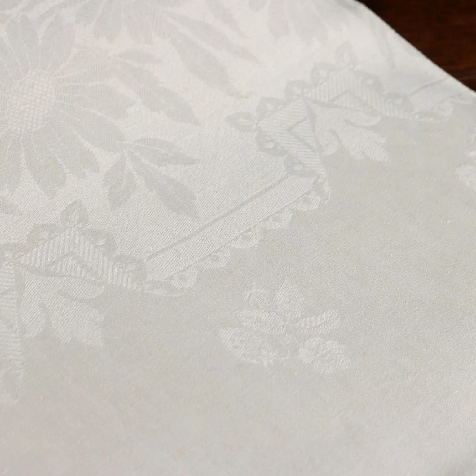 Flanders Linen Tablecloth with 12 Napkins Italy 66 x 90 In