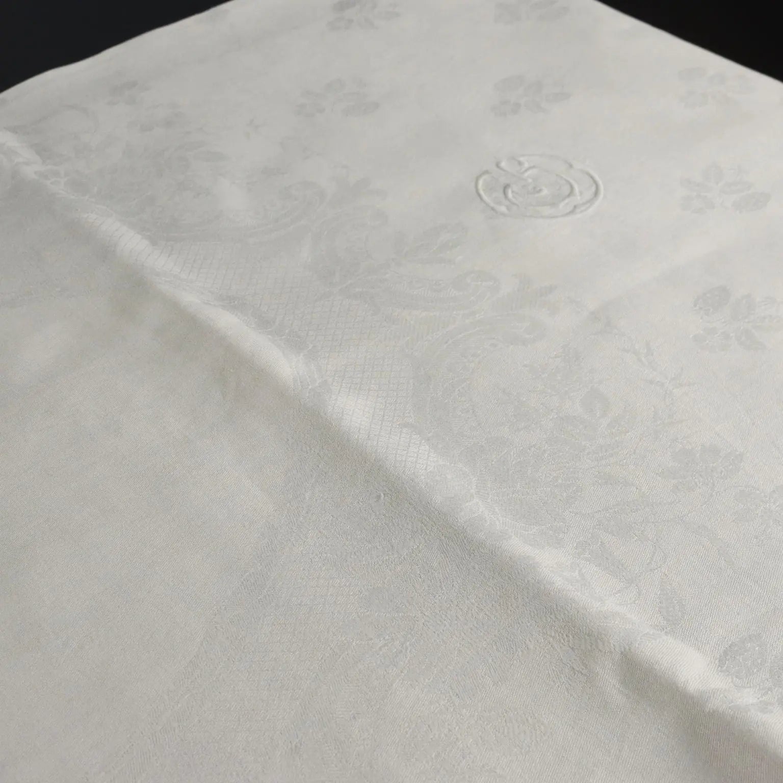 Flanders Linen Tablecloth with 12 Napkins Italy 66 x 90 In