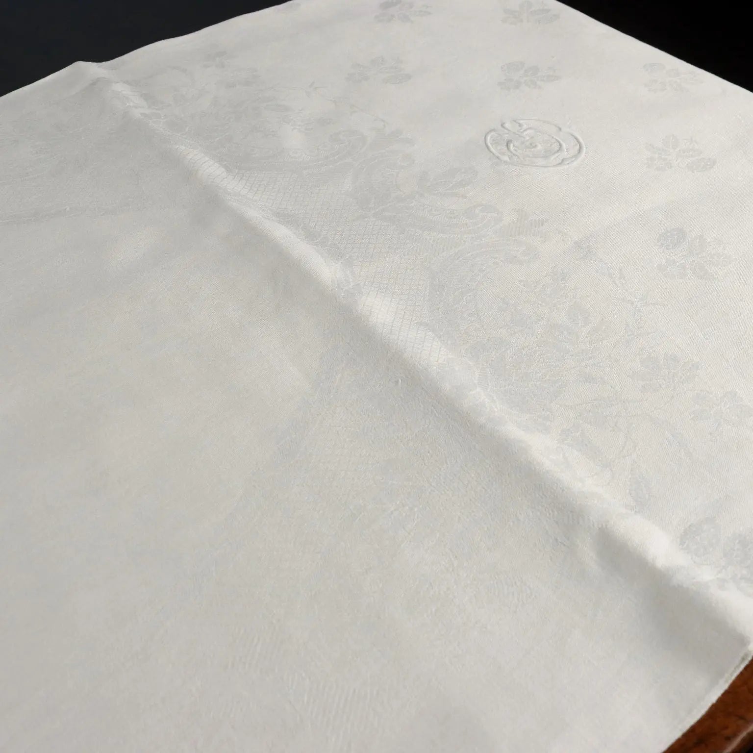 Flanders Linen Tablecloth with 12 Napkins Italy 66 x 90 In