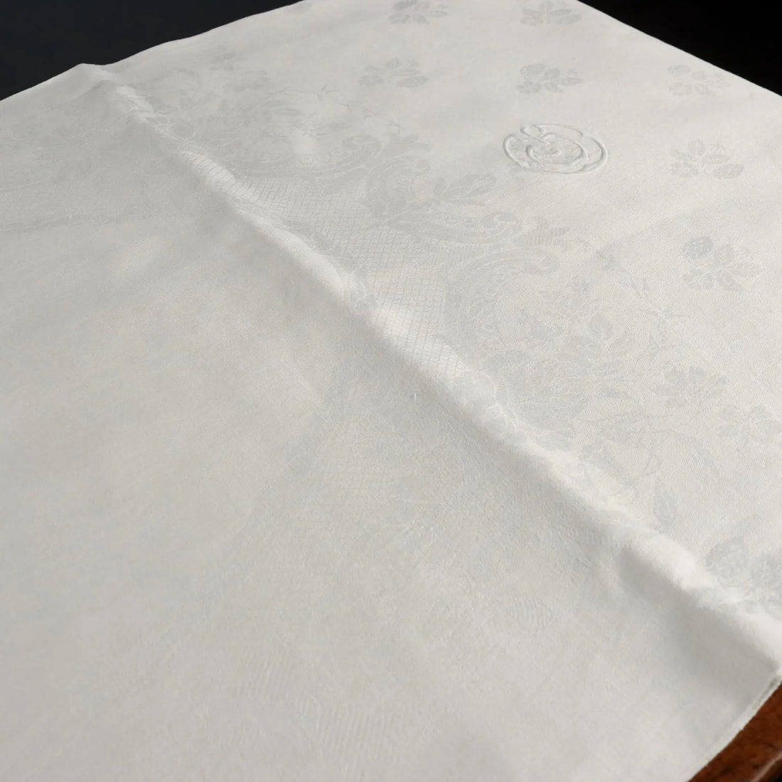 Flanders Linen Tablecloth with 12 Napkins Italy 66 x 90 In