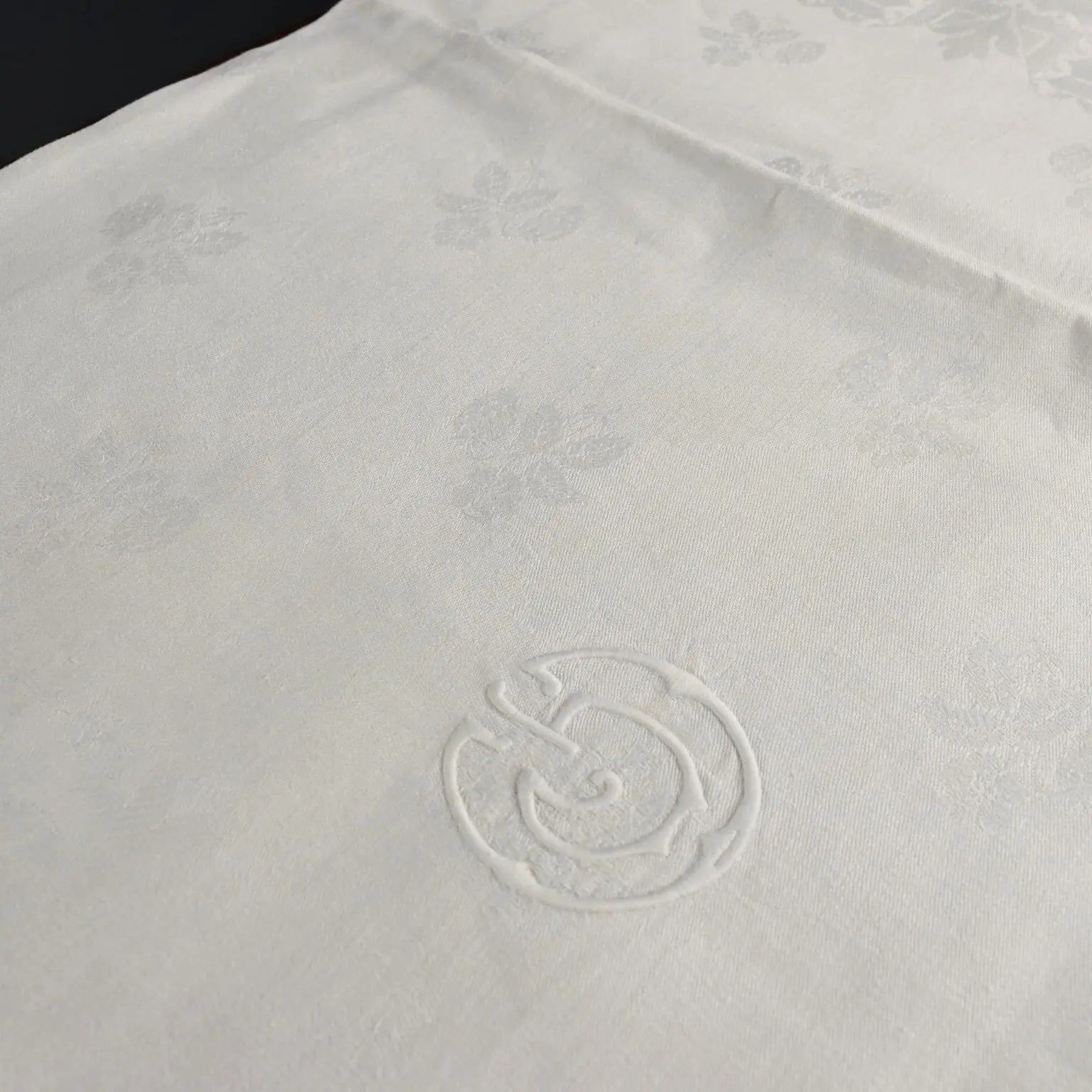 Flanders Linen Tablecloth with 12 Napkins Italy 66 x 90 In