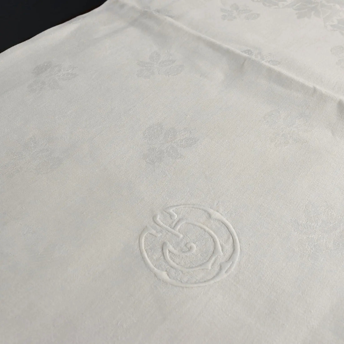 Flanders Linen Tablecloth with 12 Napkins Italy 66 x 90 In