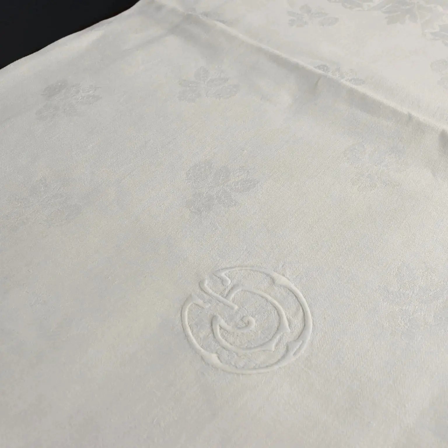 Flanders Linen Tablecloth with 12 Napkins Italy 66 x 90 In