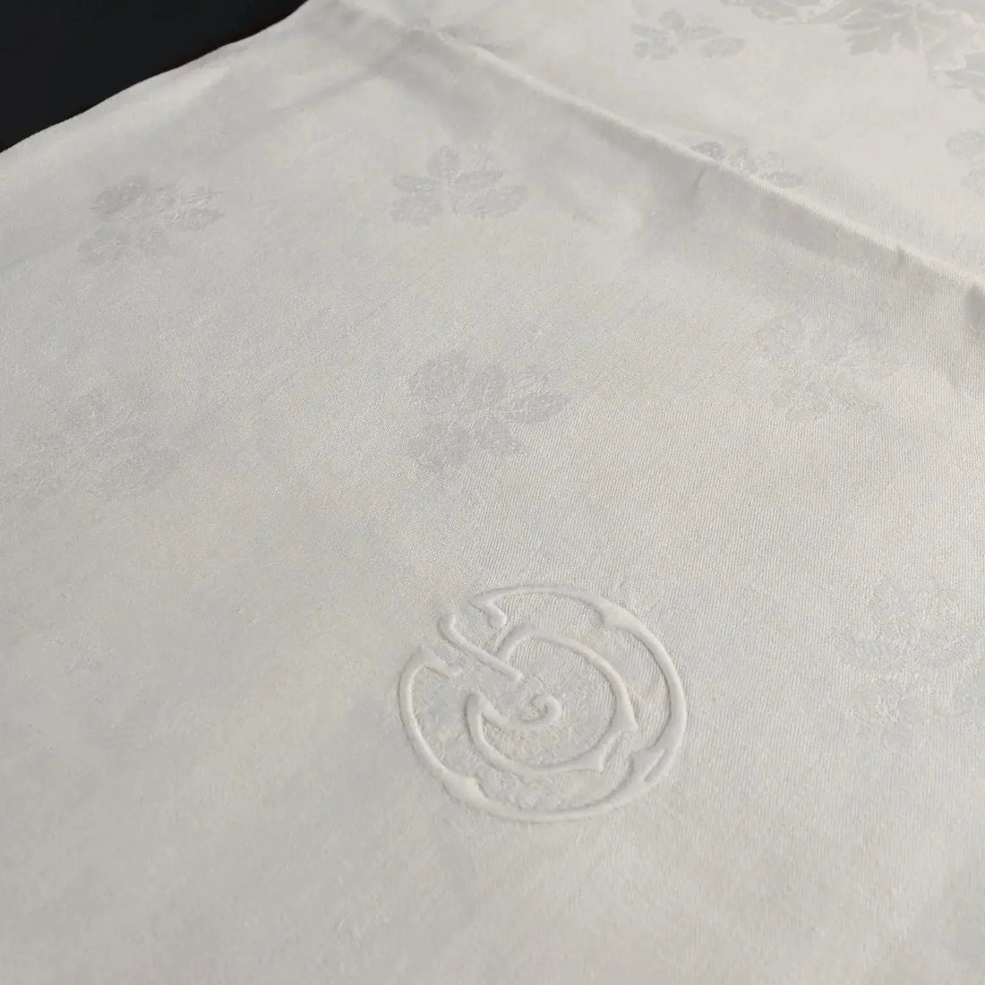 Flanders Linen Tablecloth with 12 Napkins Italy 66 x 90 In