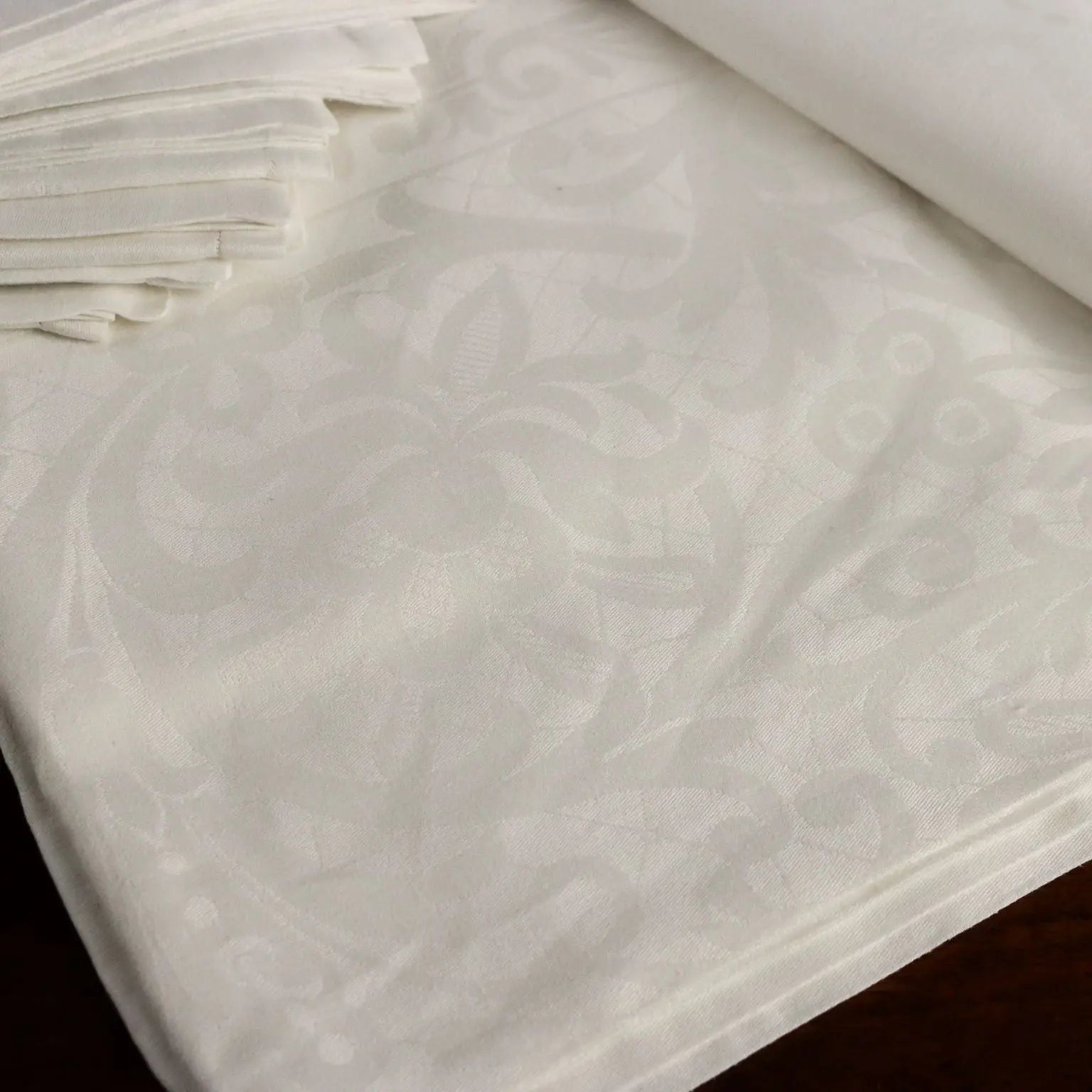 Linen Tablecloth with 8 Napkins Second Hand 91 x 69 In - 91 x 69 In | Clothing & House Linens | Antique House Linens