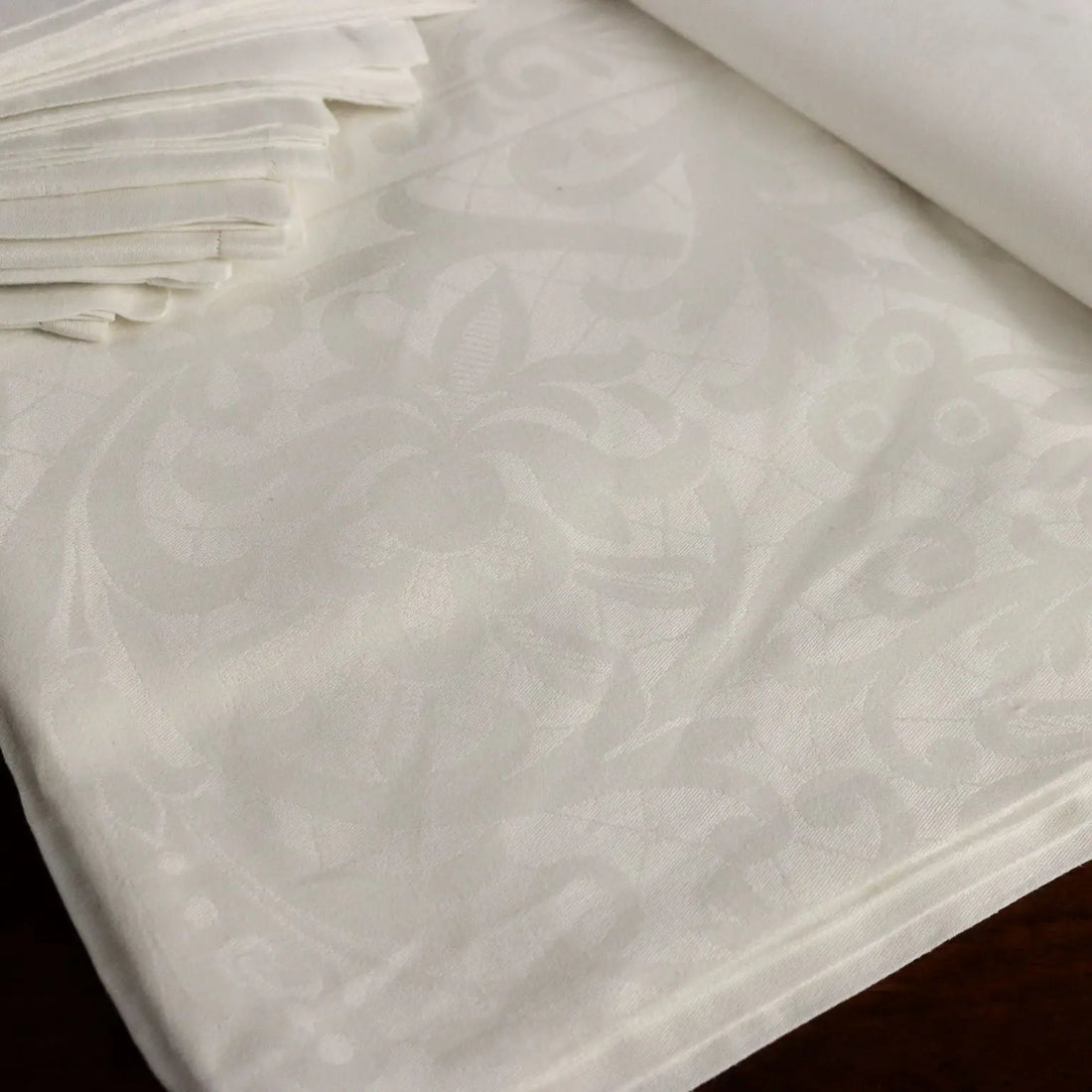 Linen Tablecloth with 8 Napkins Second Hand 91 x 69 In - 91 x 69 In | Clothing & House Linens | Antique House Linens