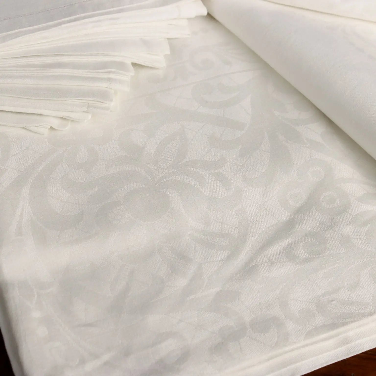 Linen Tablecloth with 8 Napkins Second Hand 91 x 69 In - 91 x 69 In | Clothing & House Linens | Antique House Linens