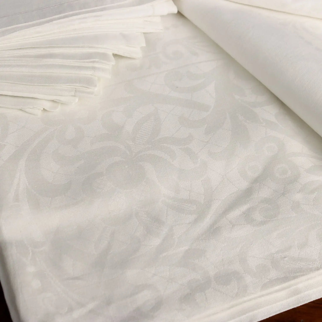 Linen Tablecloth with 8 Napkins Second Hand 91 x 69 In - 91 x 69 In | Clothing & House Linens | Antique House Linens