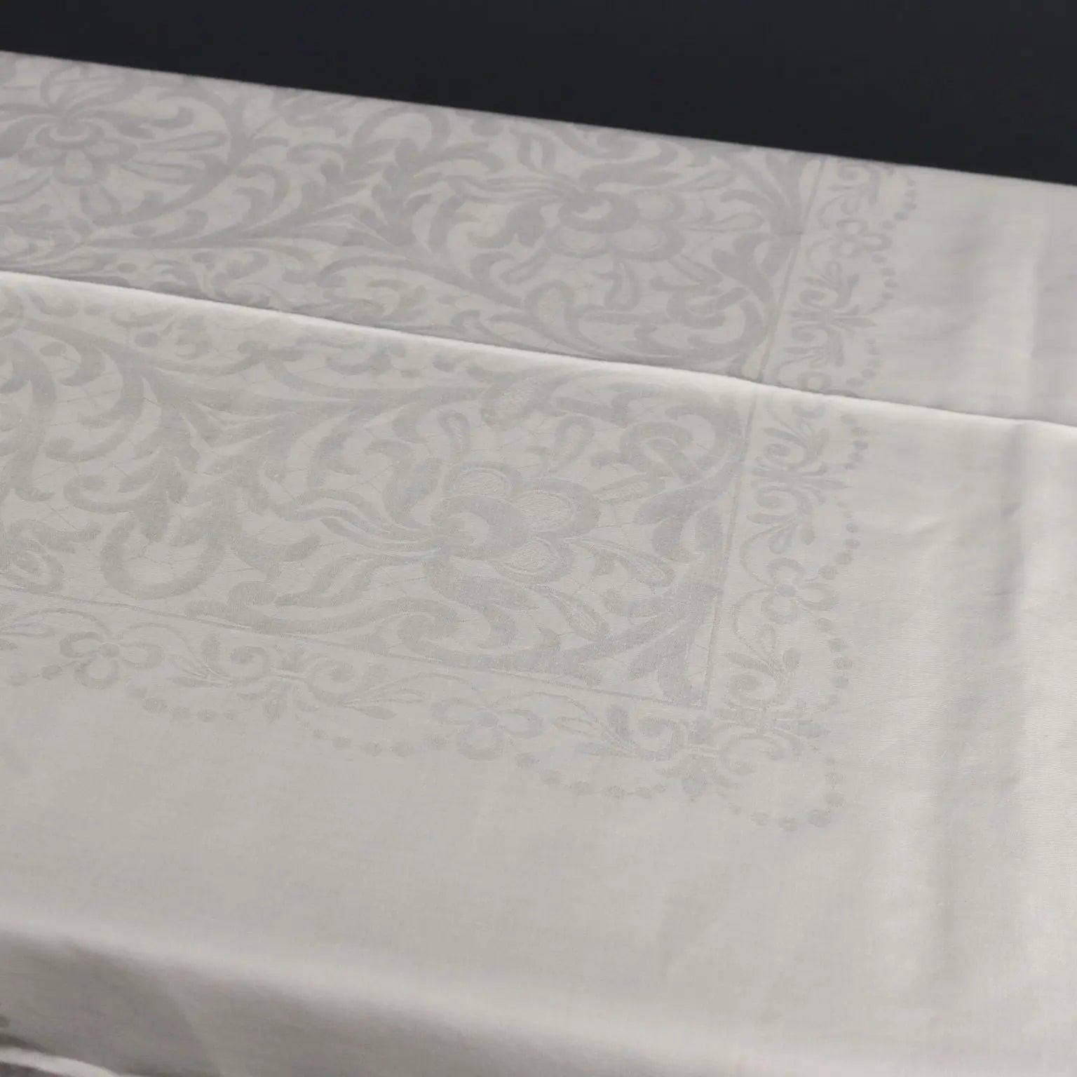Linen Tablecloth with 8 Napkins Second Hand 91 x 69 In - 91 x 69 In | Clothing & House Linens | Antique House Linens