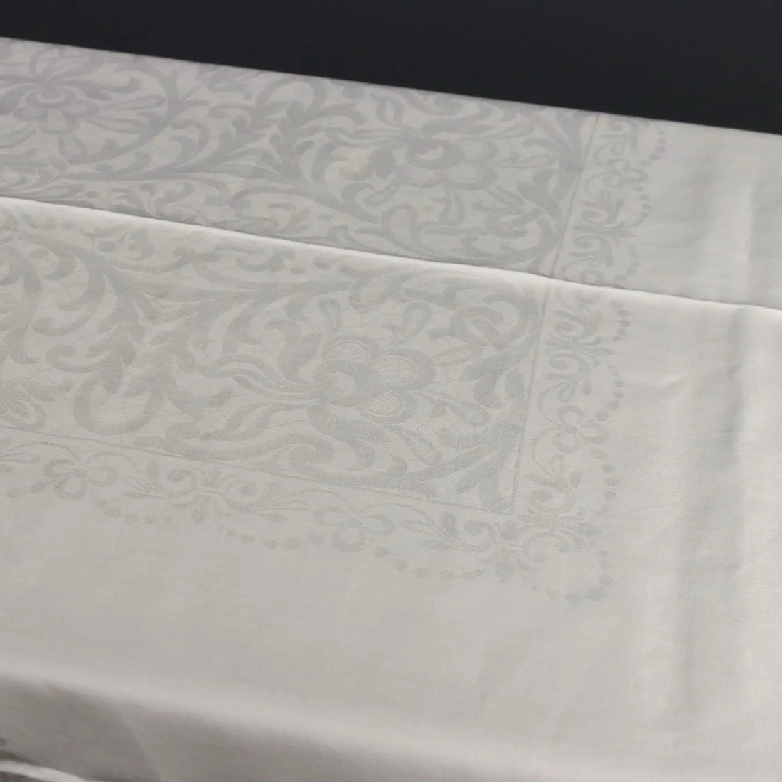 Linen Tablecloth with 8 Napkins Second Hand 91 x 69 In - 91 x 69 In | Clothing & House Linens | Antique House Linens