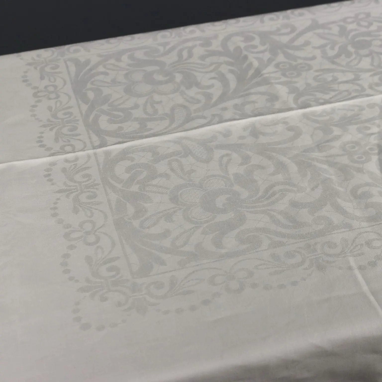 Linen Tablecloth with 8 Napkins Second Hand 91 x 69 In - 91 x 69 In | Clothing & House Linens | Antique House Linens