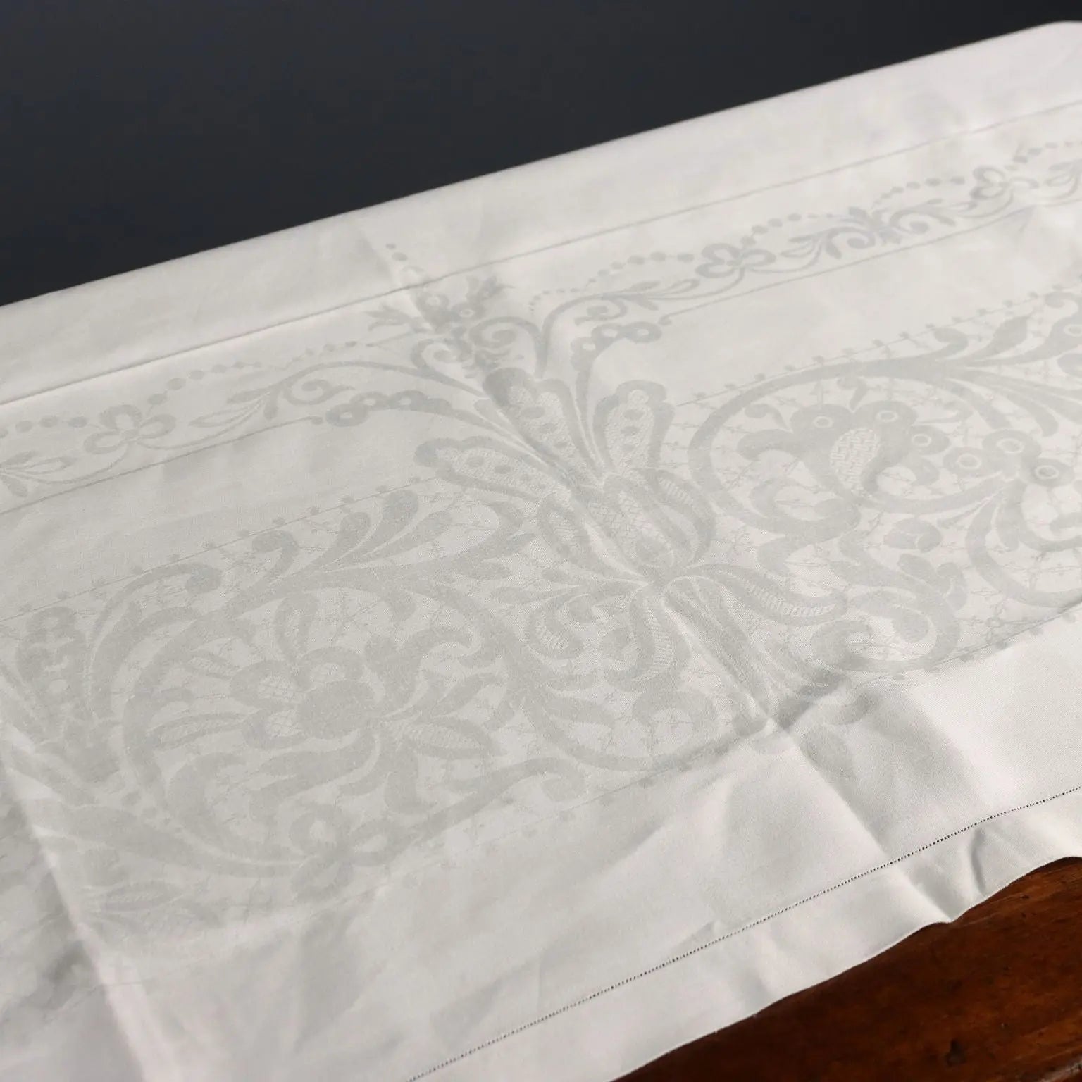 Linen Tablecloth with 8 Napkins Second Hand 91 x 69 In - 91 x 69 In | Clothing & House Linens | Antique House Linens