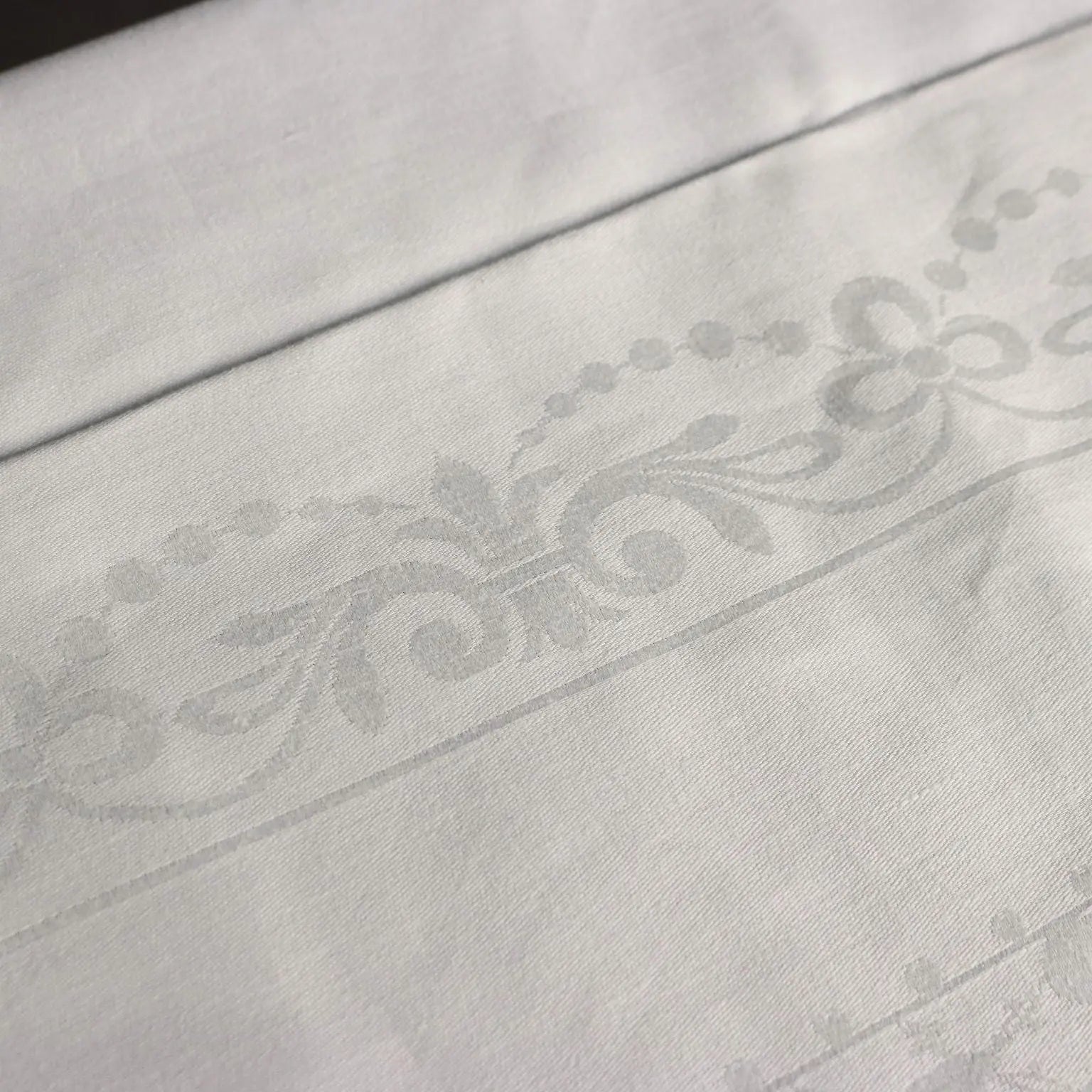 Linen Tablecloth with 8 Napkins Second Hand 91 x 69 In - 91 x 69 In | Clothing & House Linens | Antique House Linens