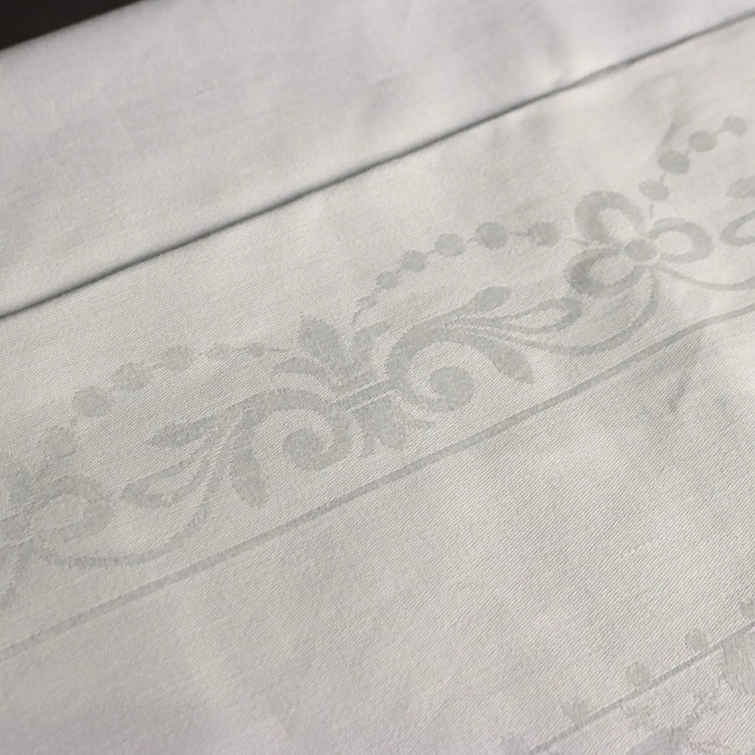 Linen Tablecloth with 8 Napkins Second Hand 91 x 69 In - 91 x 69 In | Clothing & House Linens | Antique House Linens