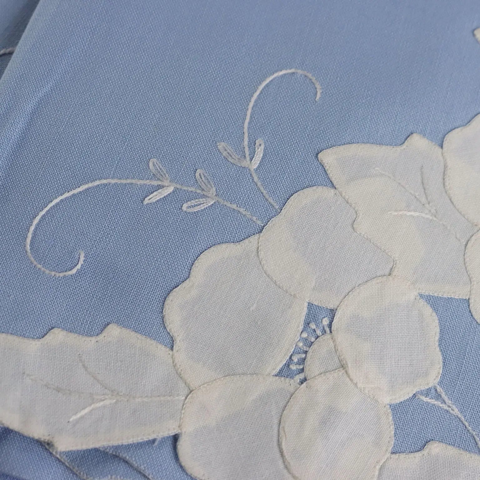 Second Hand Towels Linen Flower Pattern Italy 28 x 43 In - 28 x 43 In | Clothing & House Linens | Antique House Linens