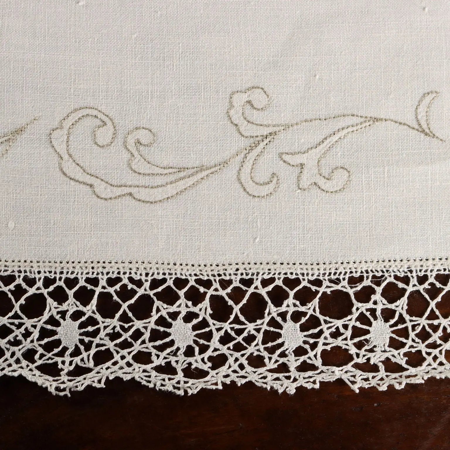 Linen Tablecloth with 12 Napkins Embroideries Italy 105 x 69 In