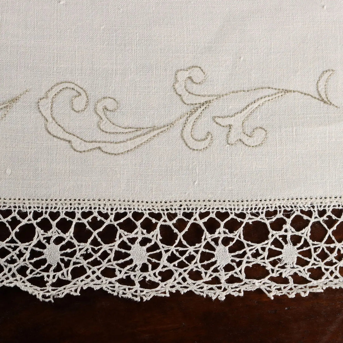 Linen Tablecloth with 12 Napkins Embroideries Italy 105 x 69 In