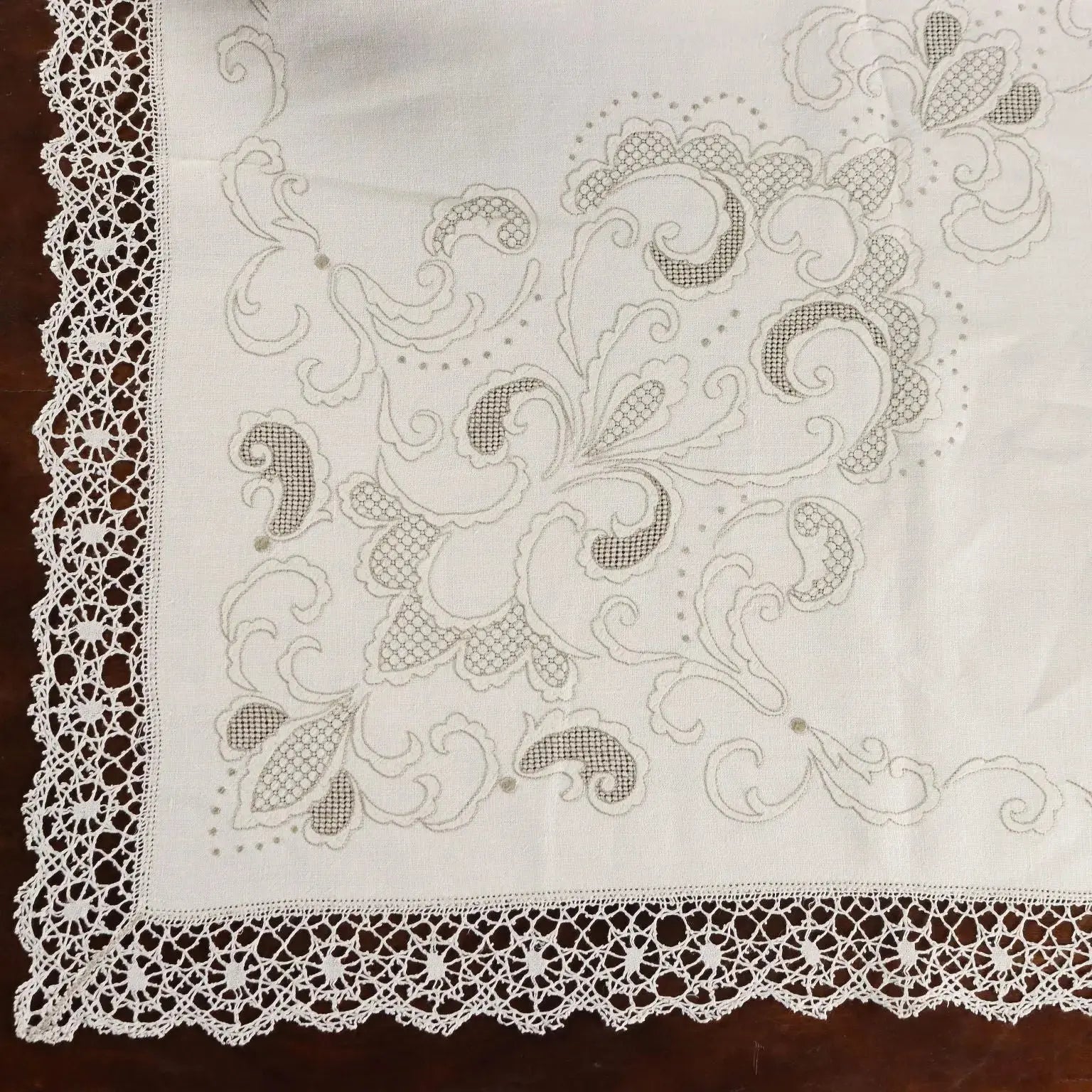 Linen Tablecloth with 12 Napkins Embroideries Italy 105 x 69 In