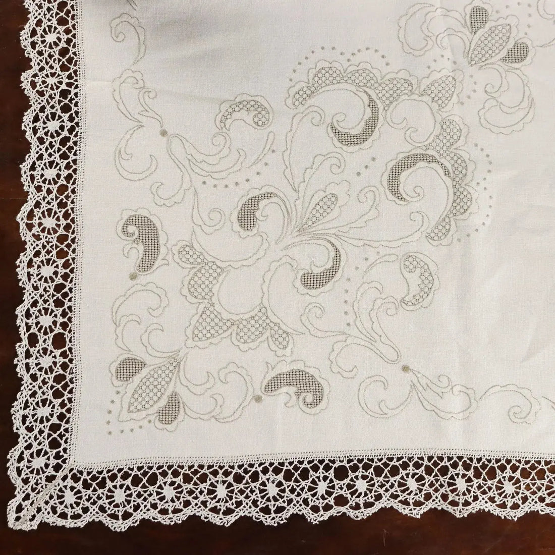 Linen Tablecloth with 12 Napkins Embroideries Italy 105 x 69 In